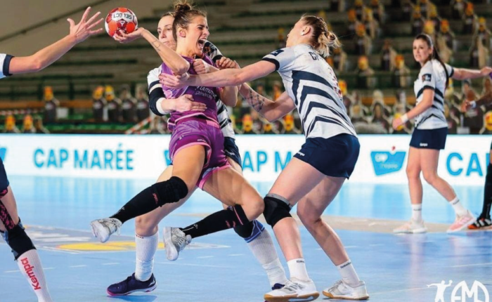 Beatriz escribano durante un partido de balonmano tras su postparto